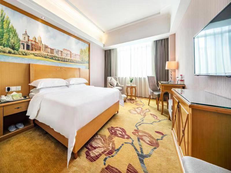 Vienna Hotel Banxuegang Road Шэньчжэнь Экстерьер фото