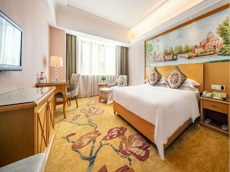 Vienna Hotel Banxuegang Road Шэньчжэнь Экстерьер фото